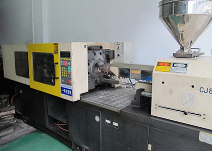 2. Horizontal injection molding machine.jpg